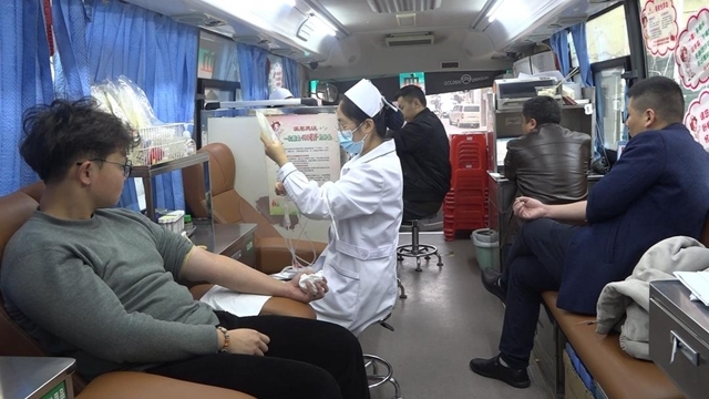 新化县融媒体中心干部职工参加无偿献血活动