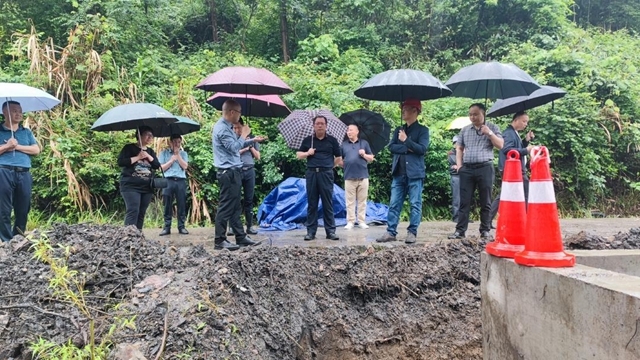 政協(xié)新化縣委員會(huì)到桑梓鎮(zhèn)開展礦洞排放強(qiáng)酸性廢水專項(xiàng)治理民主監(jiān)督