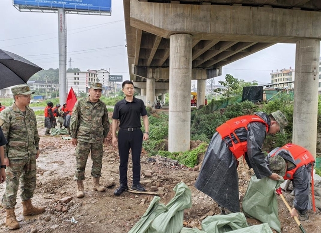 彭韜看望慰問羅盛教民兵應(yīng)急連集中輪訓(xùn)民兵 并到一線督導(dǎo)調(diào)度防汛救災(zāi)工作