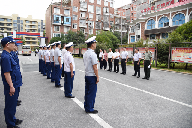 李鐵雄走訪慰問駐軍和消防部門