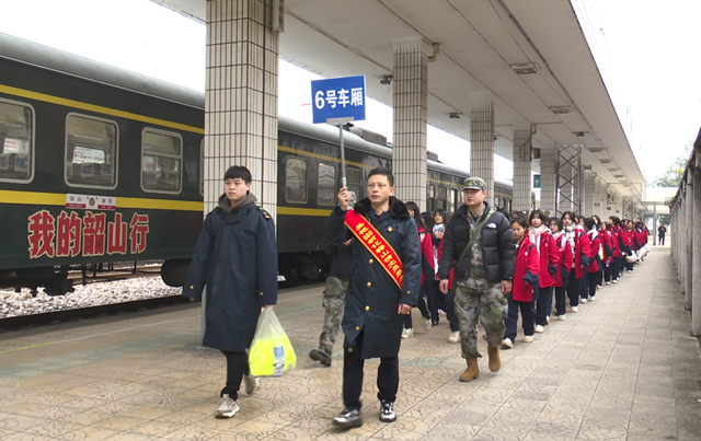 新化县1000余名师生搭乘专列开启“我的韶山行”红色研学之旅