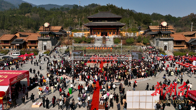 父老鄉(xiāng)親齊上陣  熱鬧“村晚”慶元旦