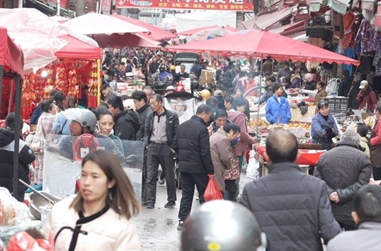 新春走基层 |  蛇年新春渐近，新化城西市场年味“爆棚”