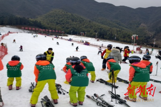 奉家镇滑雪研学火热开展