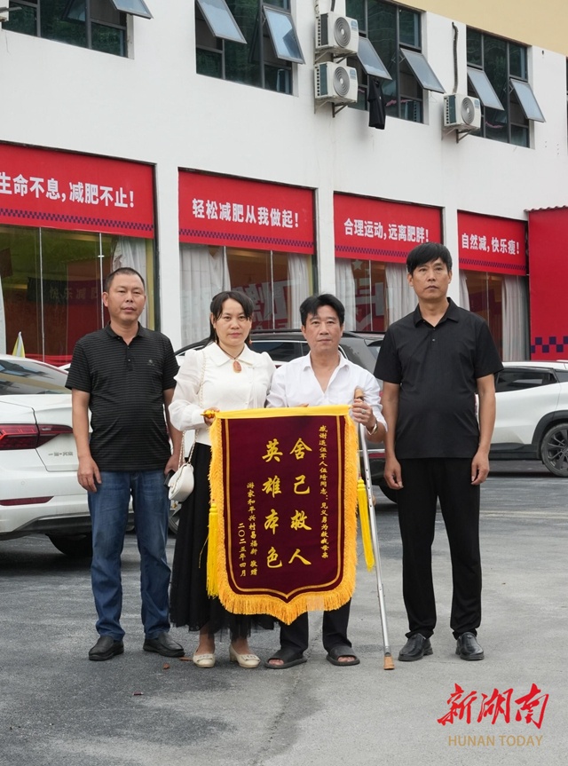 暖新闻 | 退役军人伍琦：跳下陡坡，救助摔伤老人，自己却······