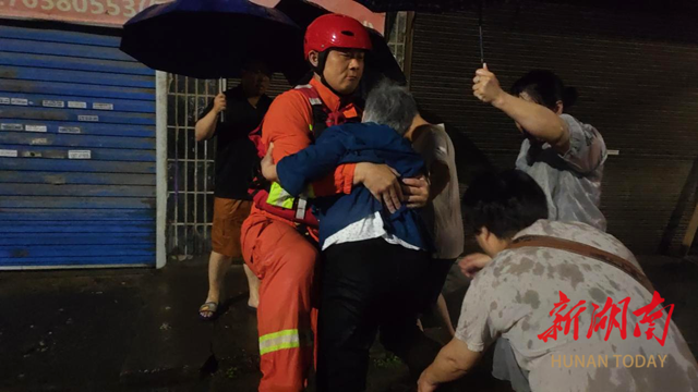 以“汛”为令 新化消防筑起暴雨洪灾中的“橙色堤坝”