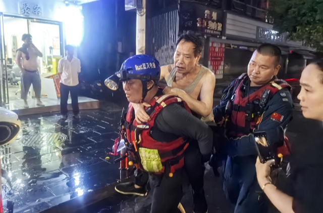 彻夜奋战保平安 ——— 新化县党员干部群众抗击特大暴雨纪实