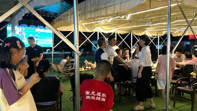 “娄超”新化主场赛点燃全城 市民共享体育盛宴