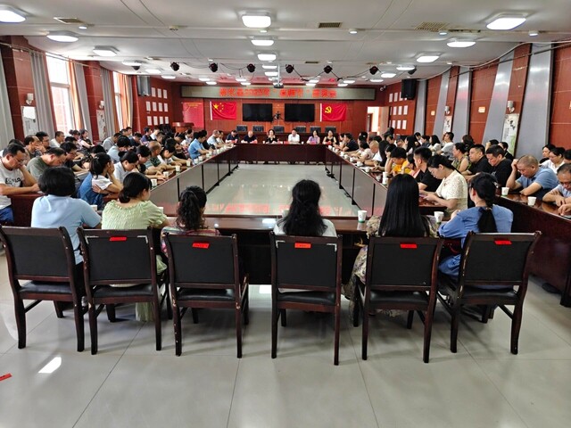 新化县举行2025年“医师节”座谈会