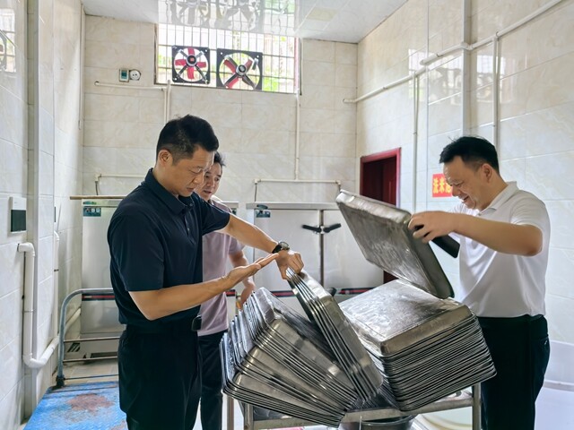 彭韜督導調研學校秋季開學工作
