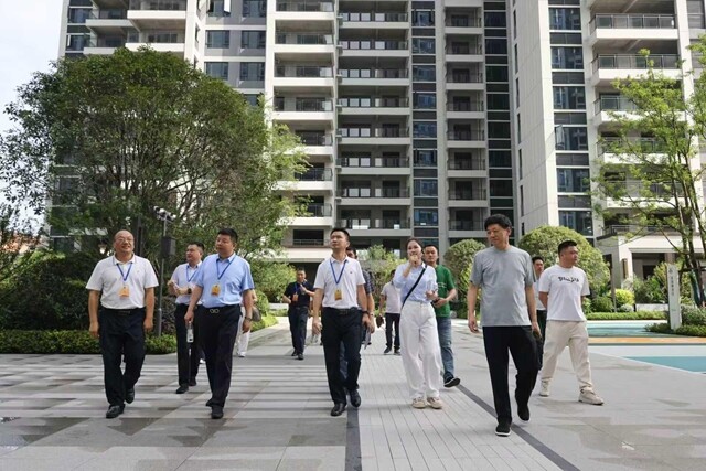 婁底市第六屆人大代表新化代表團第四組視察新化縣城區(qū)城建項目建設情況