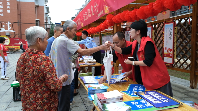 我们的节日·中秋丨曹家镇：中秋文明集市热闹开集 烟火气里传递新风尚