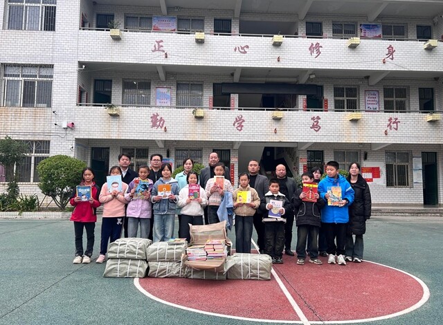 新化县融媒体中心驻村工作队开展公益助学活动