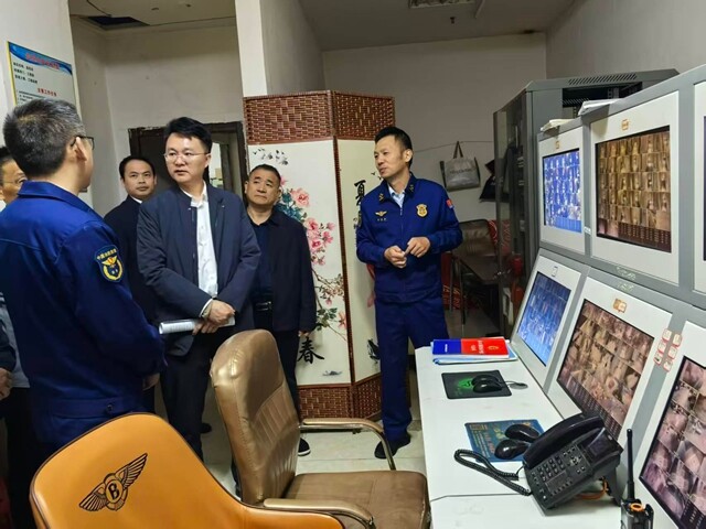 邹剑锋采取“四不两直”方式督导检查夜间治安巡逻和消防安全工作