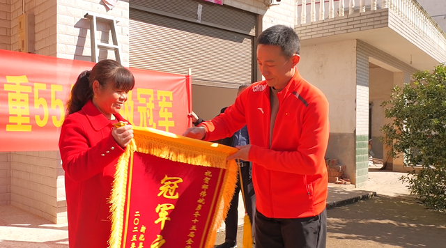 新化县体育运动中心看望慰问全运会举重冠军邹伟斌家属