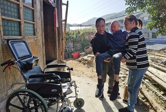 归巢反哺 一盏孝灯暖乡野