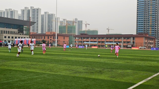 大梅山8支球队竞技  新化 “县超体彩杯” 邀请赛落幕