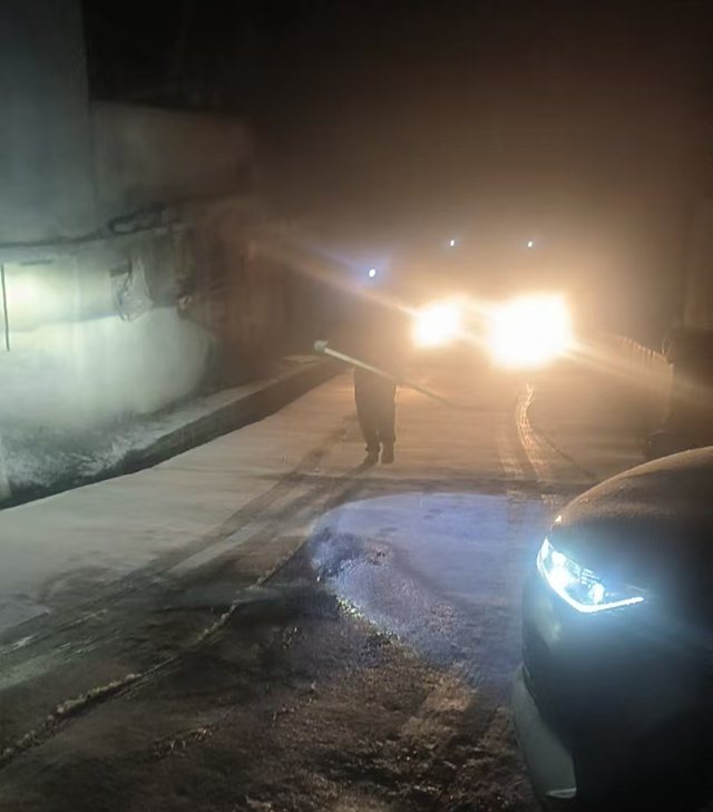 抗击冰雪 | 维山雪夜撒盐 守护平安回家路