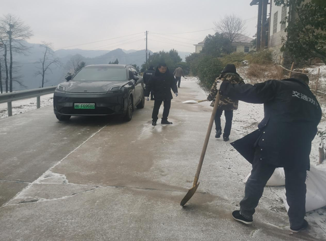 抗击冰雪 | 田坪镇全力开展道路融雪防滑作业