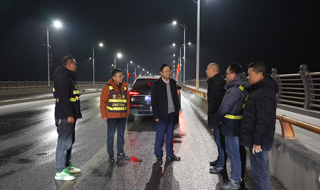 抗击冰雪 | 新化县领导夜巡重点桥梁 督导低温雨雪天气防范应对工作
