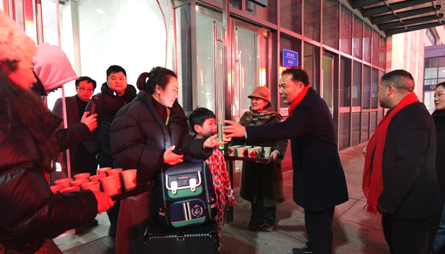 “热气腾腾新化年·五郎送福马上到”|新化南站腊八送温暖  情系返乡游子