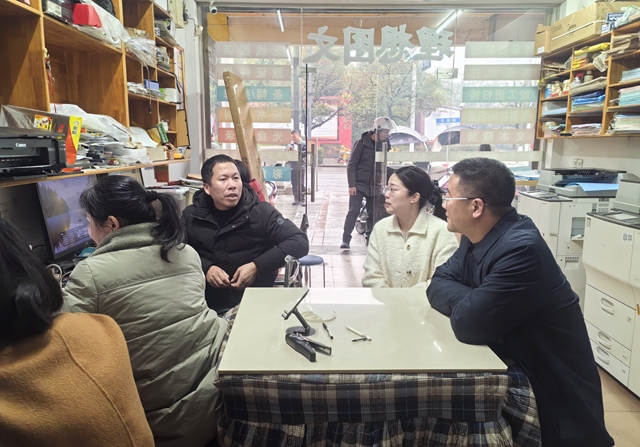 娄底市营商环境办赴新化开展 “四稳走基层，温暖小商户”走访活动