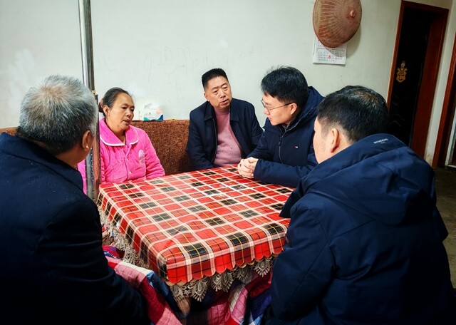 邹剑锋赴桑梓镇走访慰问困难党员和困难群众