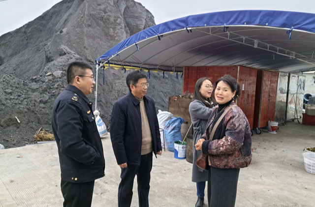 新化县市场监督管理局扎实开展“四稳走基层 温暖小商户”工作