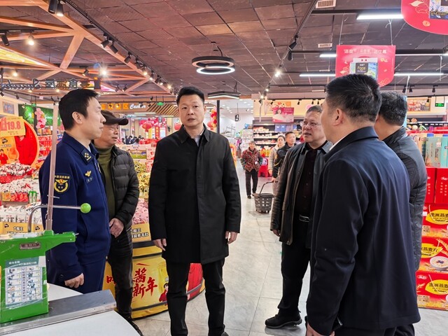 彭韬到石冲口镇开展“‘四稳’走基层 温暖小商户”行动，督导检查安全生产等工作