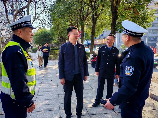 新春走基层 | 邹剑锋春节前夕走访慰问一线工作人员