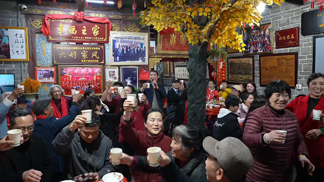 新春走基层｜肖家四世同堂过大年 家庭春晚嗨翻古镇