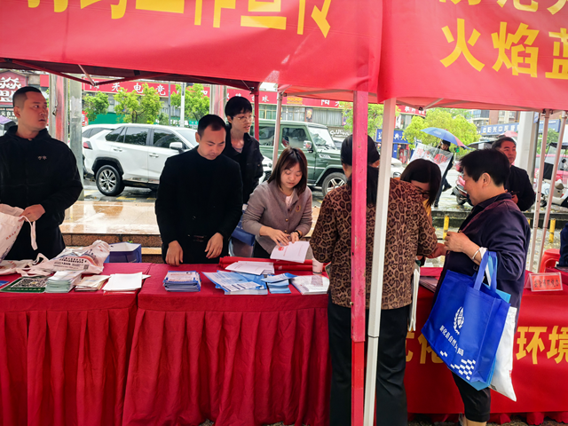 新化县营商环境办公室开展全民国家安全教育日宣传活动