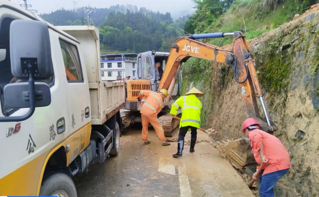 新化公路紧急处置塌方 全力保障公路畅通