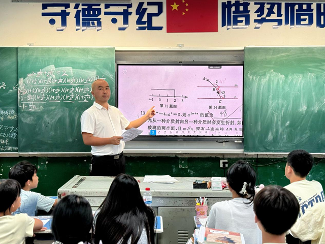 吴红峰：三十春秋守乡校 一腔热爱育少年