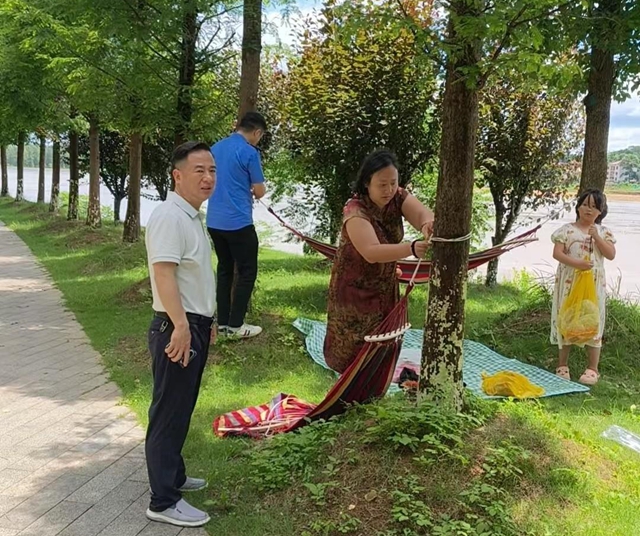 应安一线 | 闻“汛”劝离护民安 新化城管筑牢资江7.92公里“安全堤坝”