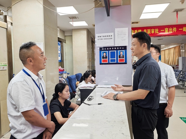 彭韬到县政务服务中心调研