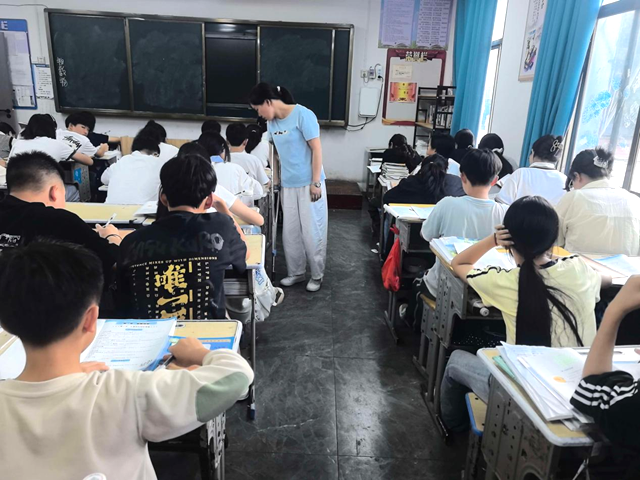 负伤逐光守初心 深耕乡村育桃李