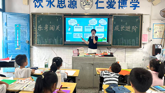 33年坚守 做孩子温暖的点灯人