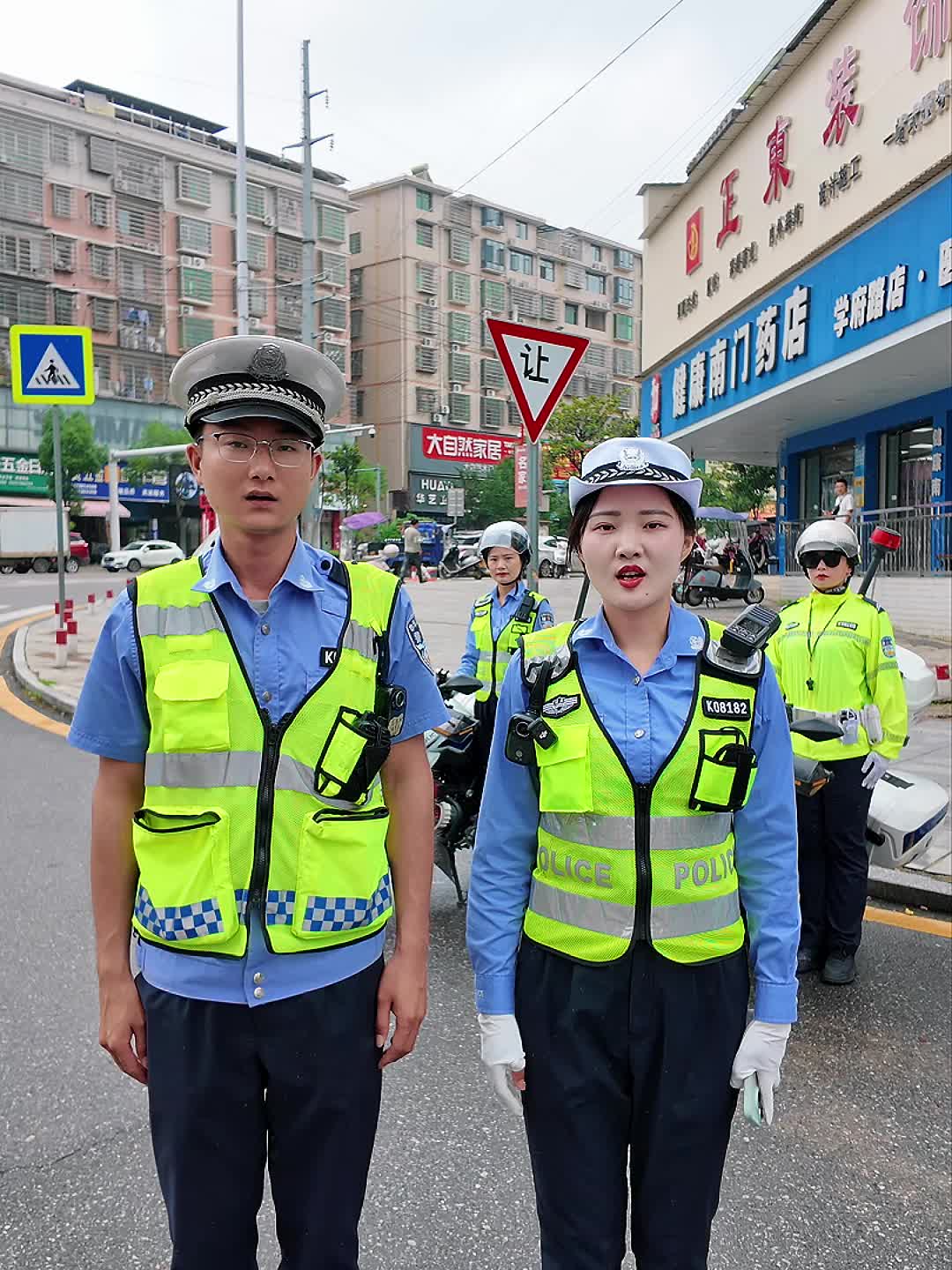 新化车主请注意！辅道路口禁止违规停车！ 规范车辆停放，养成文明停车好习惯！#新化智慧停车